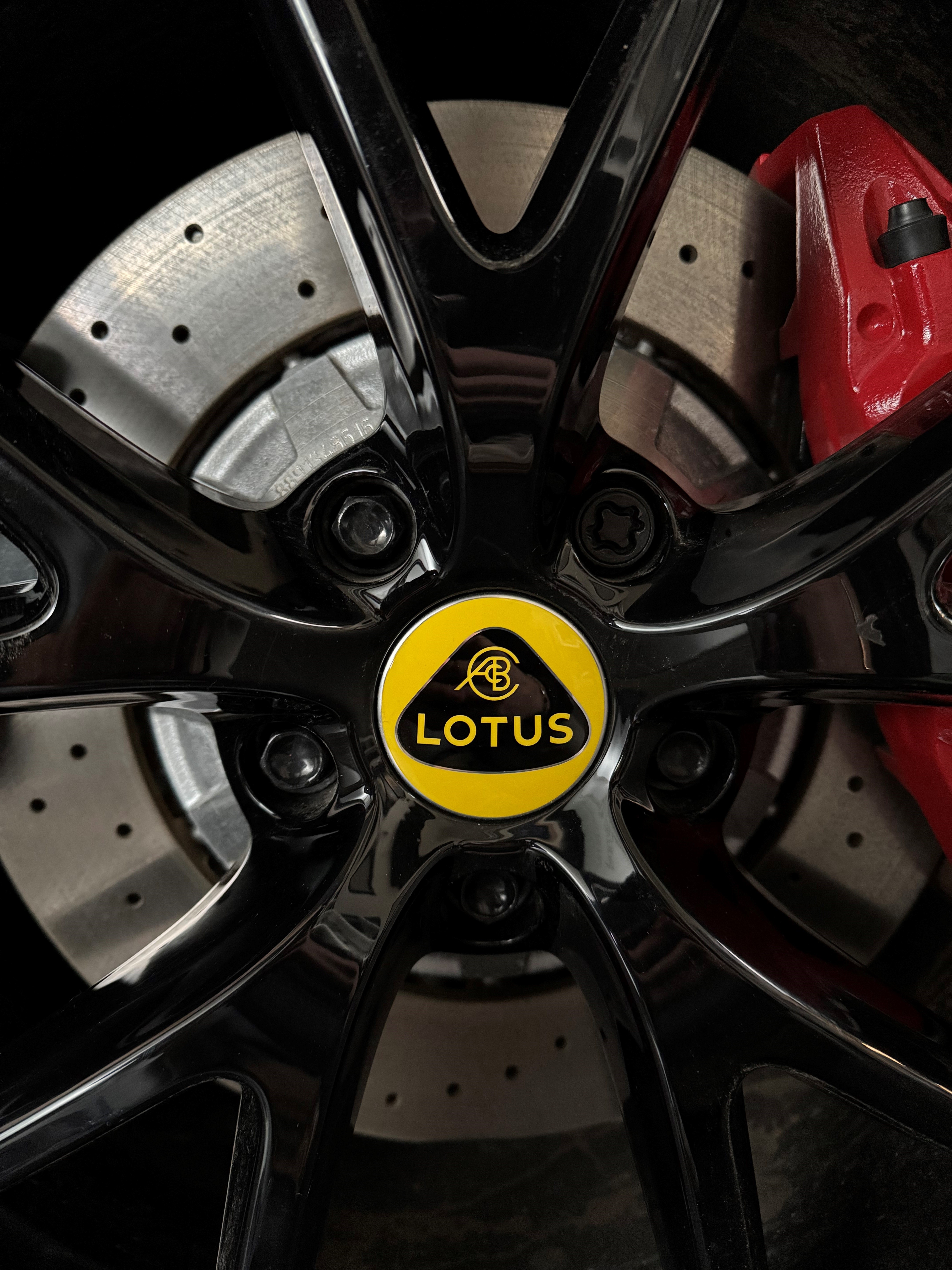 Lotus Wheel Badge nub caps for Emira | black-silver | 6112-003bl